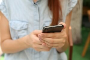 Estudio revela el efecto de 21 días sin el celular en estudiantes: dormir mejor, menos depresión y paz mental