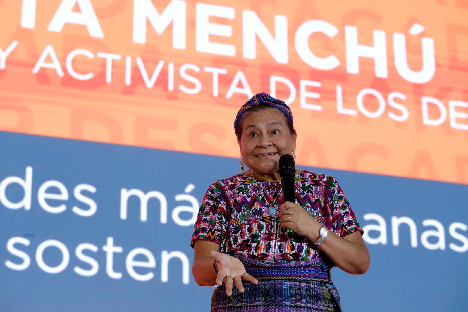 Rigoberta Menchú llama a poner a las personas en el centro de las ciudades inteligentes